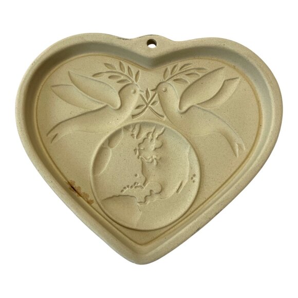 Set of 3 Pampered Chef Family Heritage Heart Stoneware Molds – 1999, 2001, 2002 - Picture 5 of 6
